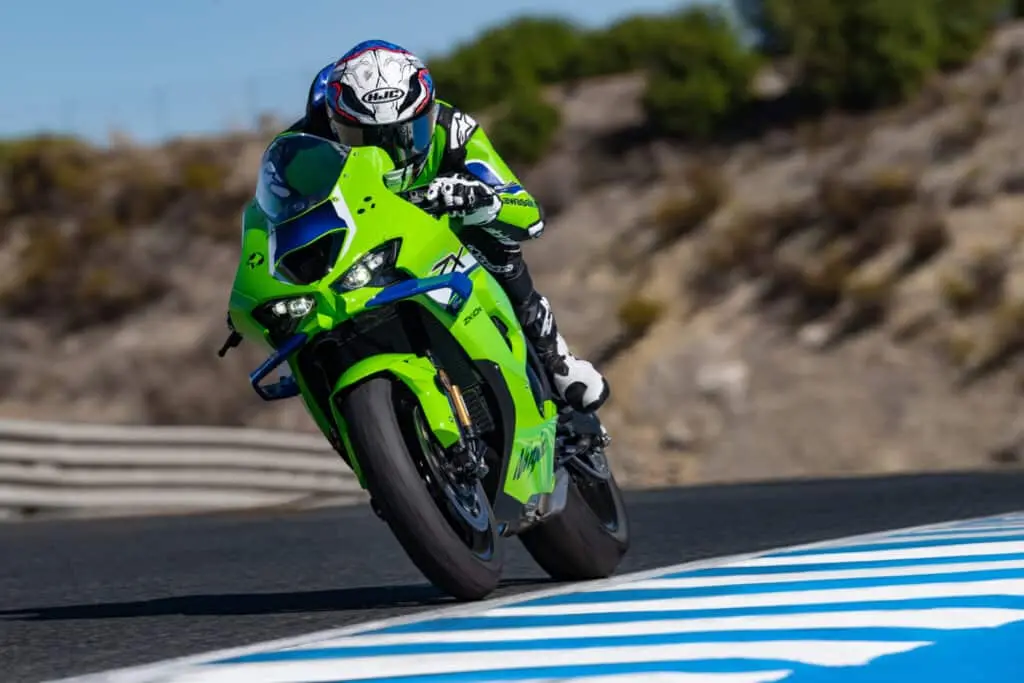 MY26 Ninja ZX 10R Action 1 1024x683