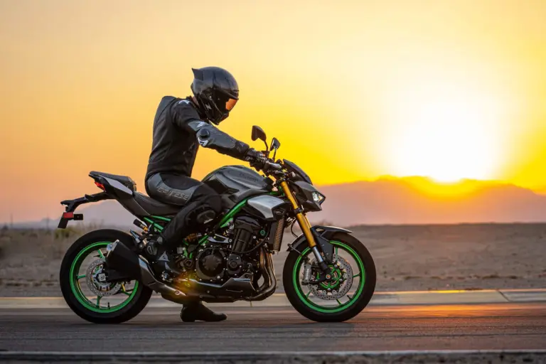 Kawasaki Z900 SE in actie bij zonsondergang