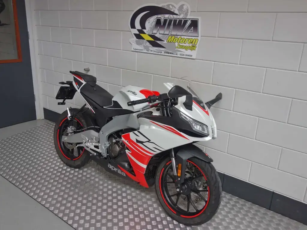 Nieuwe Aprilia RS 125 sport met 124cc motor uit 2026 bij NIWA Motoren