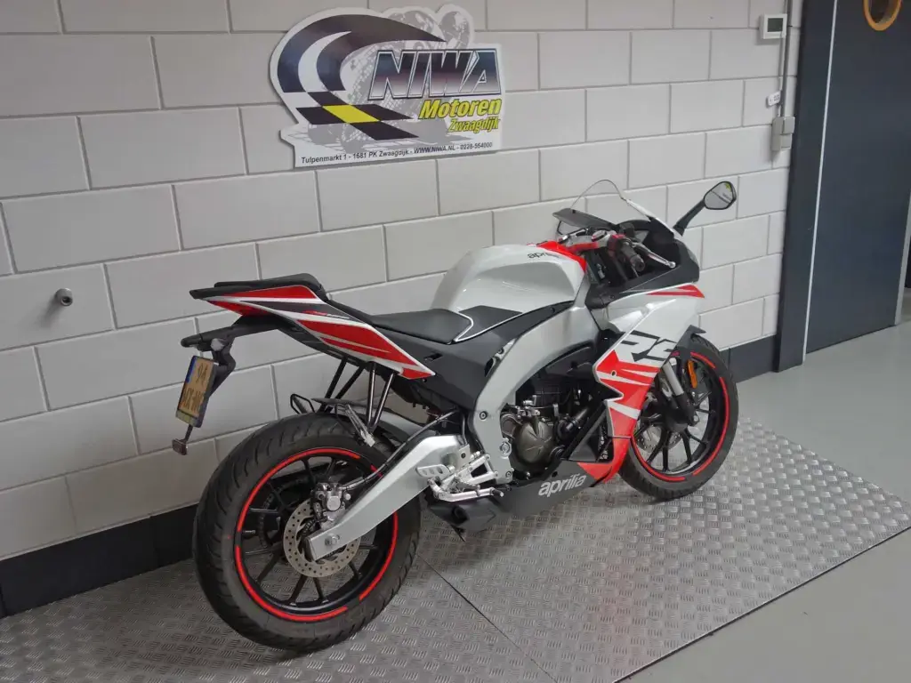 Nieuwe Aprilia RS 125 sport met 124cc motor uit 2026 bij NIWA Motoren