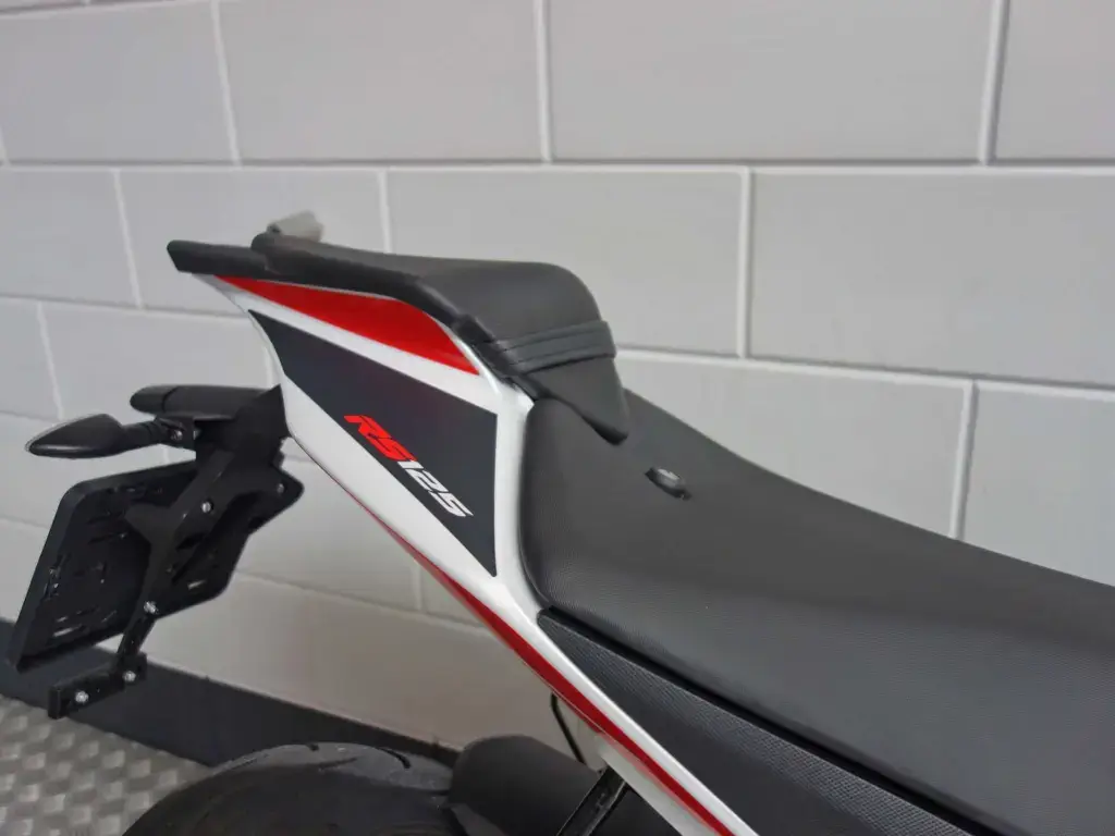 Nieuwe Aprilia RS 125 sport met 124cc motor uit 2026 bij NIWA Motoren