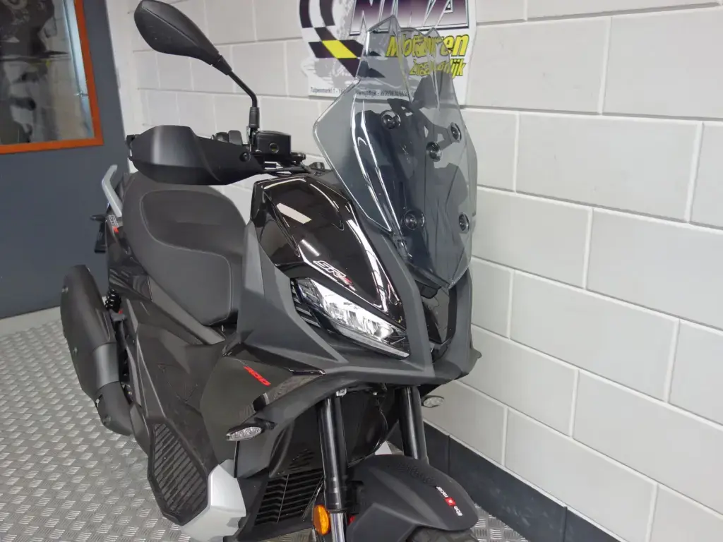 Nieuwe Aprilia SR GT motorscooter met 400cc motor uit 2026 bij NIWA Motoren