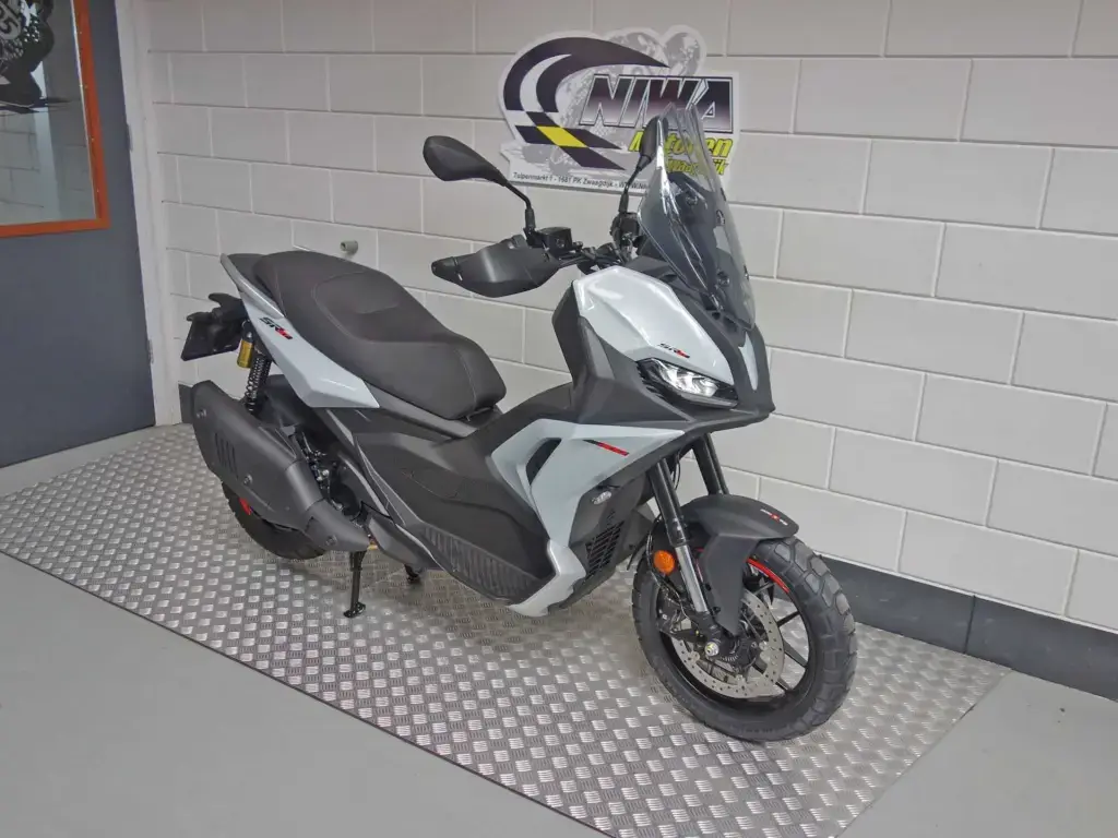 Nieuwe Aprilia SR GT motorscooter met 400cc motor uit 2026 bij NIWA Motoren