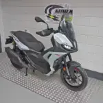 Nieuwe Aprilia SR GT 400 motorscooter met 400cc motor uit 2026 bij NIWA Motoren