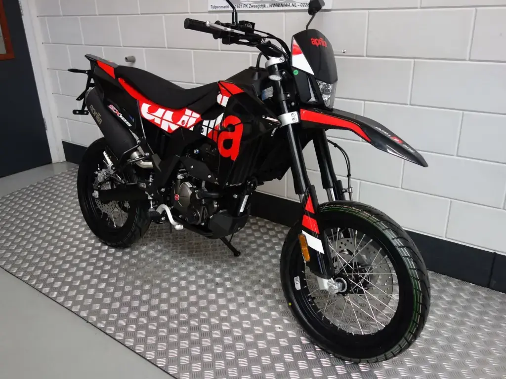 Nieuwe Aprilia SX 125 supermotard met 125cc motor uit 2026 bij NIWA Motoren