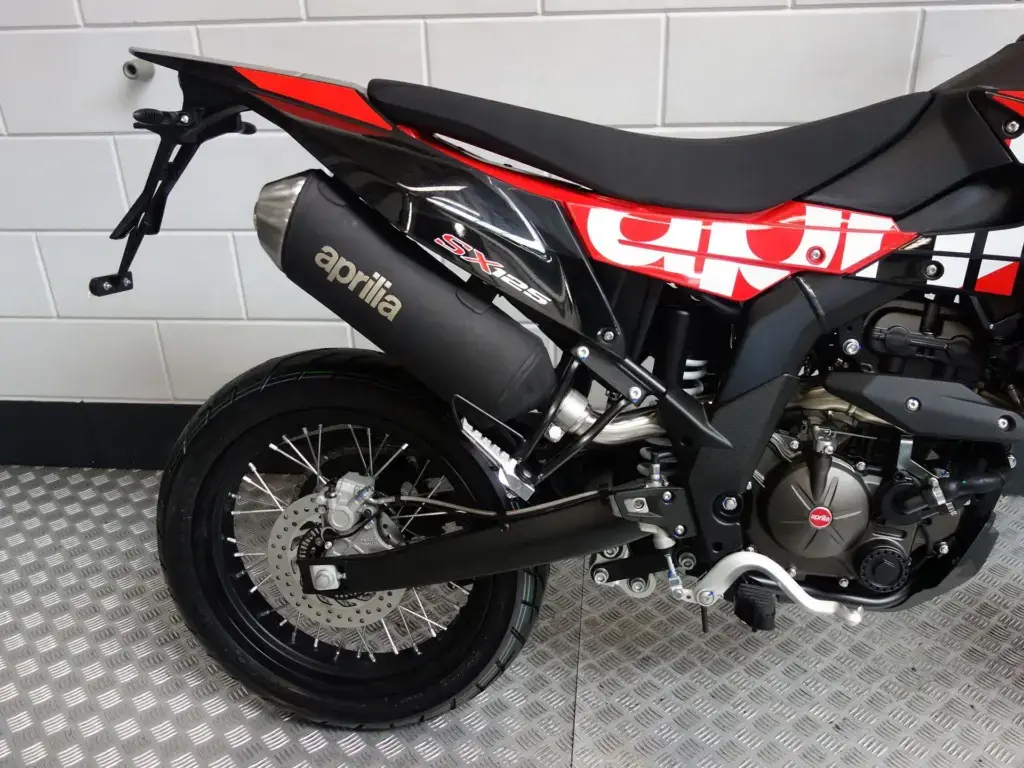 Nieuwe Aprilia SX 125 supermotard met 125cc motor uit 2026 bij NIWA Motoren