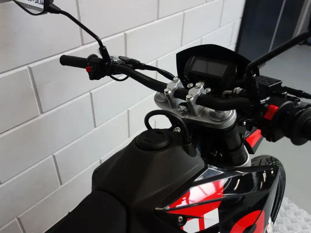 Nieuwe Aprilia SX 125 supermotard met 125cc motor uit 2026 bij NIWA Motoren