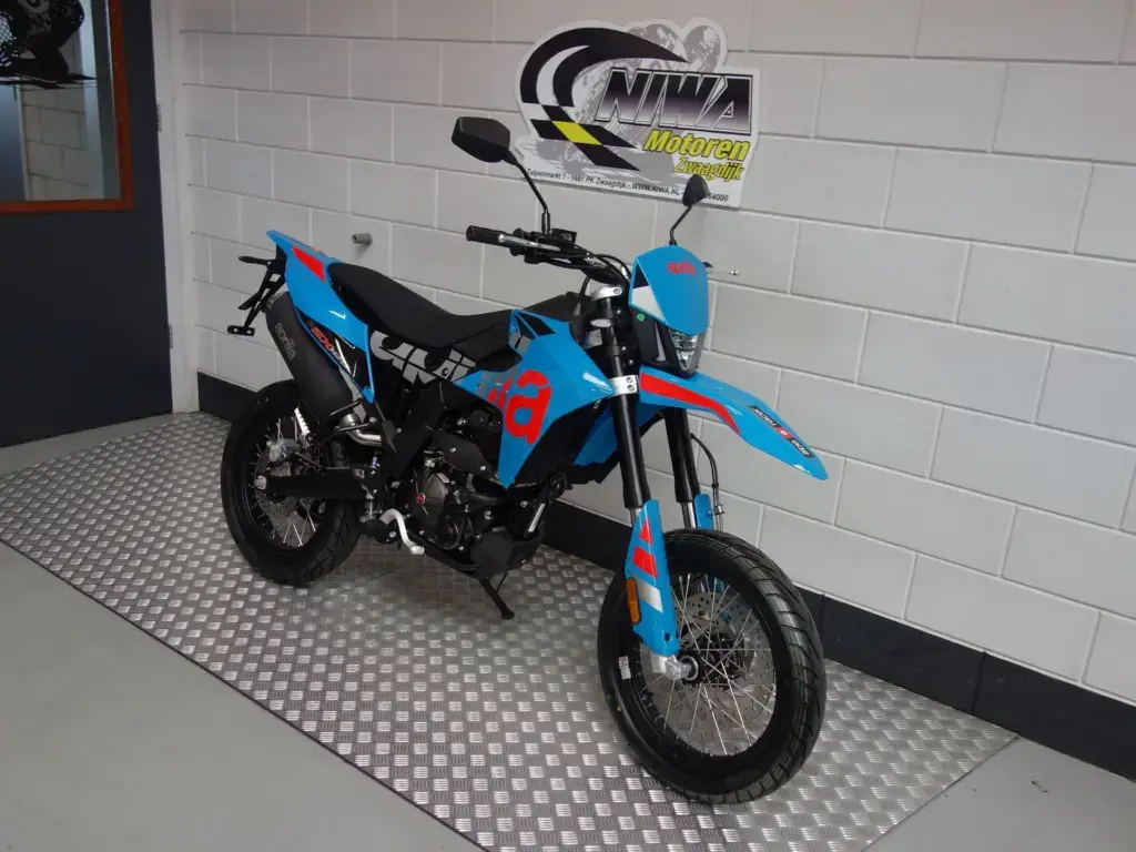Nieuwe Aprilia SX 125 supermotard met 125cc motor uit 2026 bij NIWA Motoren