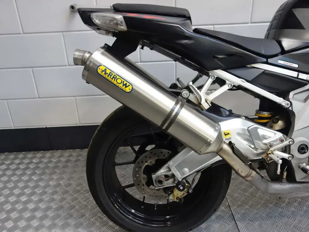 Gebruikte Aprilia Tuono naked bike met 998cc motor uit 2008 bij NIWA Motoren