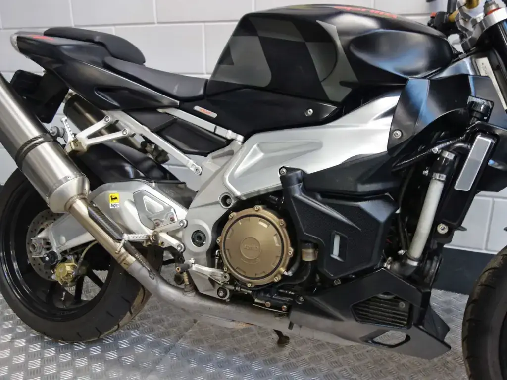 Gebruikte Aprilia Tuono naked bike met 998cc motor uit 2008 bij NIWA Motoren