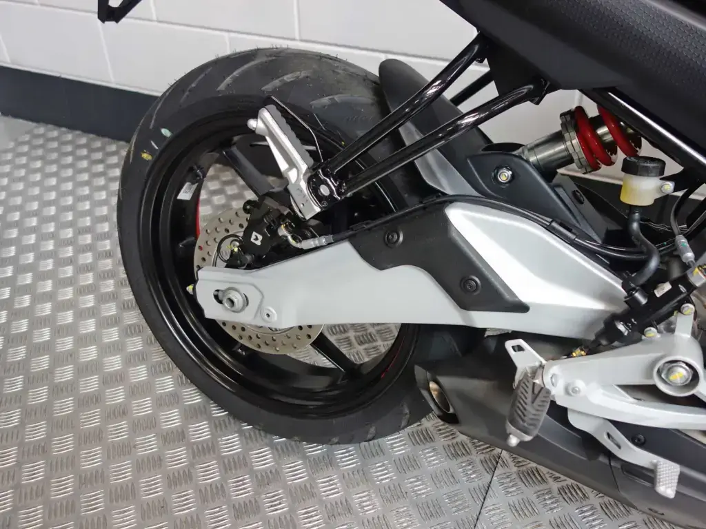 Gebruikte Aprilia Tuono naked bike met 457cc motor uit 2026 bij NIWA Motoren