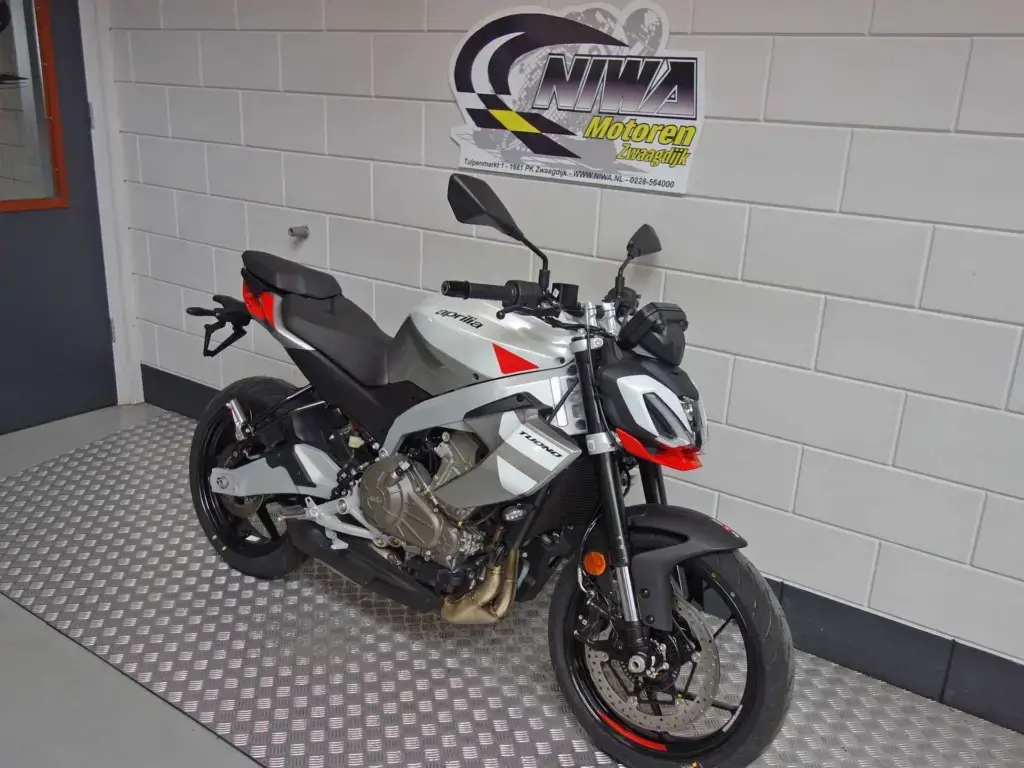 Nieuwe Aprilia Tuono naked bike met 457cc motor uit 2025 bij NIWA Motoren