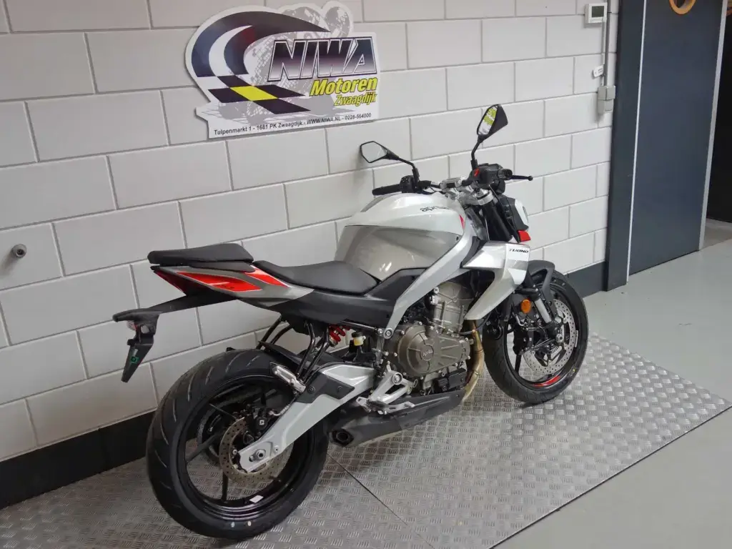 Nieuwe Aprilia Tuono naked bike met 457cc motor uit 2025 bij NIWA Motoren