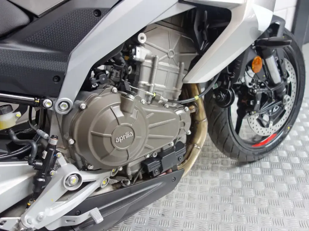 Nieuwe Aprilia Tuono naked bike met 457cc motor uit 2025 bij NIWA Motoren