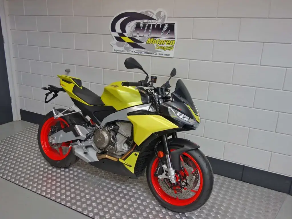 Nieuwe Aprilia Tuono 660 naked bike met 659cc motor uit 2022 bij NIWA Motoren