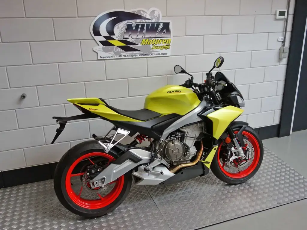 Nieuwe Aprilia Tuono 660 naked bike met 659cc motor uit 2022 bij NIWA Motoren