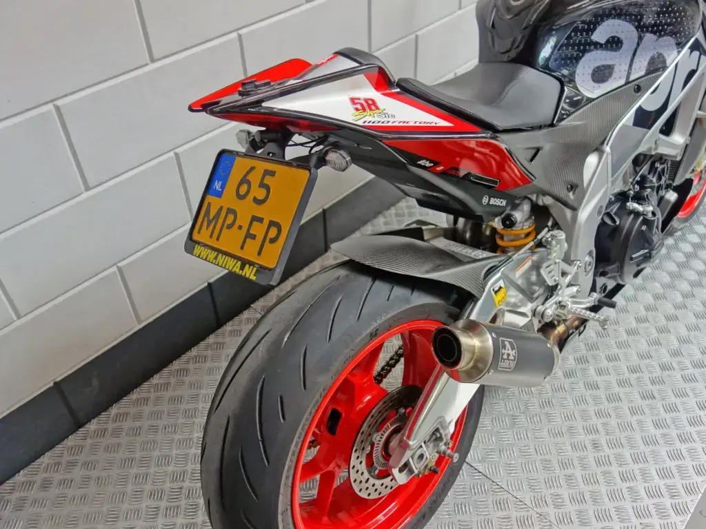 Gebruikte Aprilia Tuono V4 naked bike met 1077cc motor uit 2016 bij NIWA Motoren