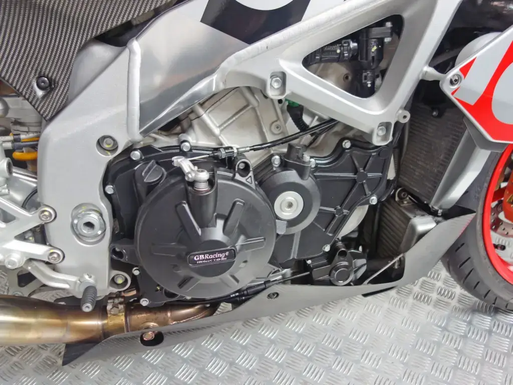 Gebruikte Aprilia Tuono V4 naked bike met 1077cc motor uit 2016 bij NIWA Motoren