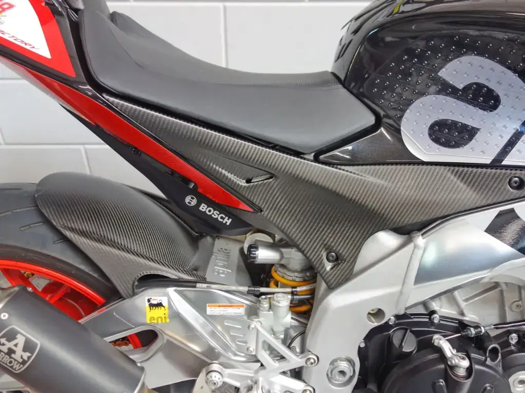 Gebruikte Aprilia Tuono V4 naked bike met 1077cc motor uit 2016 bij NIWA Motoren