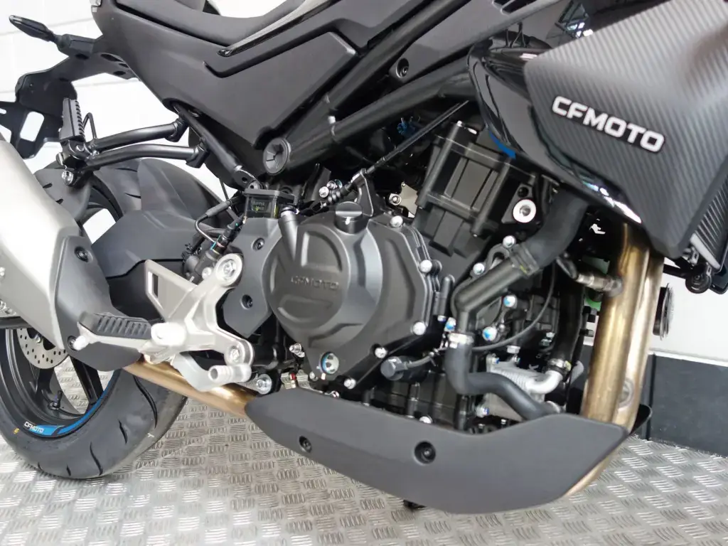 Nieuwe CFMOTO 450 NK naked bike met 449cc motor uit 2026 bij NIWA Motoren