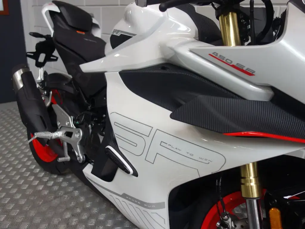 Nieuwe CFMOTO 450 SR supersport met 449cc motor uit 2026 bij NIWA Motoren
