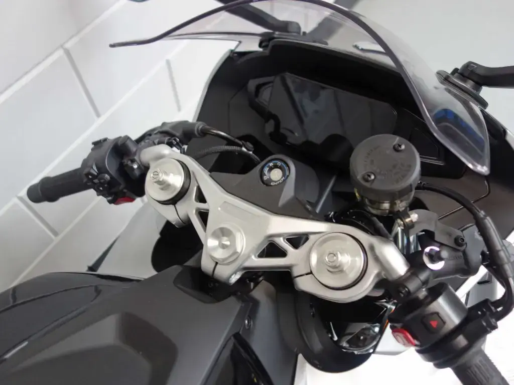 Nieuwe CFMOTO 675 SR-R supersport met 675cc motor uit 2026 bij NIWA Motoren