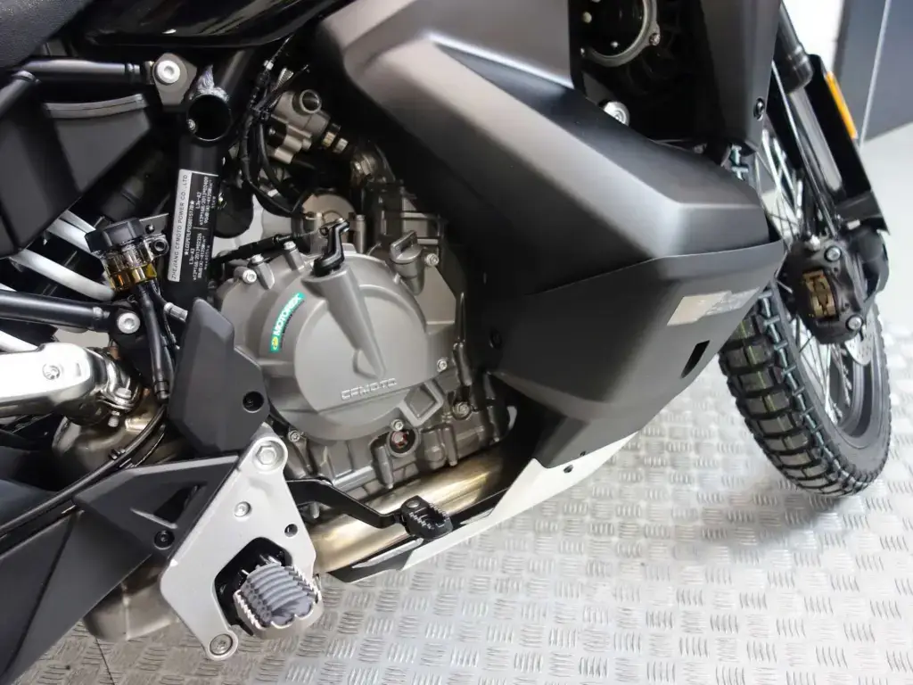Nieuwe CFMOTO 800 MT tour met 799cc motor uit 2026 bij NIWA Motoren