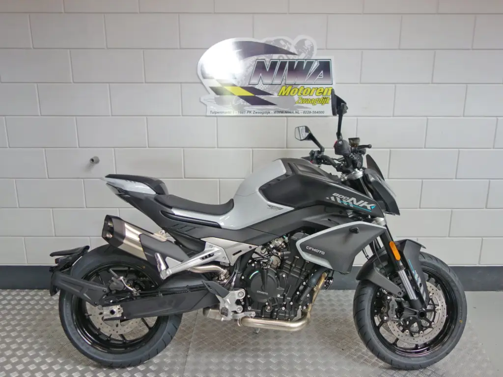 Nieuwe CFMOTO 800 NK naked bike met cc motor uit 2025 bij NIWA Motoren
