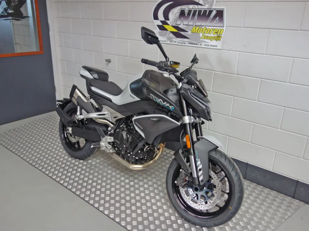 Nieuwe CFMOTO 800 NK naked bike met cc motor uit 2025 bij NIWA Motoren