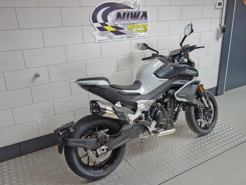 Nieuwe CFMOTO 800 NK naked bike met cc motor uit 2025 bij NIWA Motoren