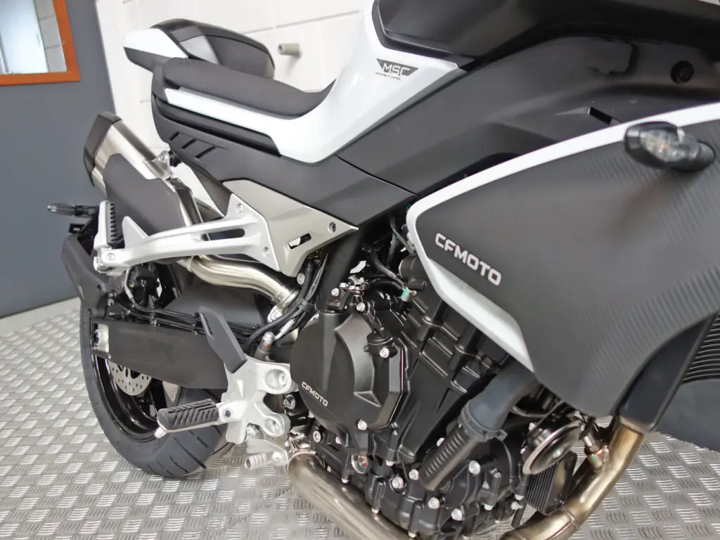 Nieuwe CFMOTO 800 NK naked bike met cc motor uit 2025 bij NIWA Motoren