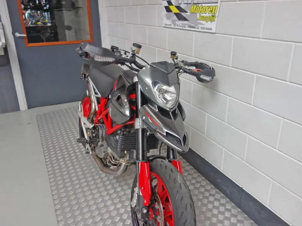Gebruikte Ducati Hypermotard supermotard met 1079cc motor uit 2012 bij NIWA Motoren