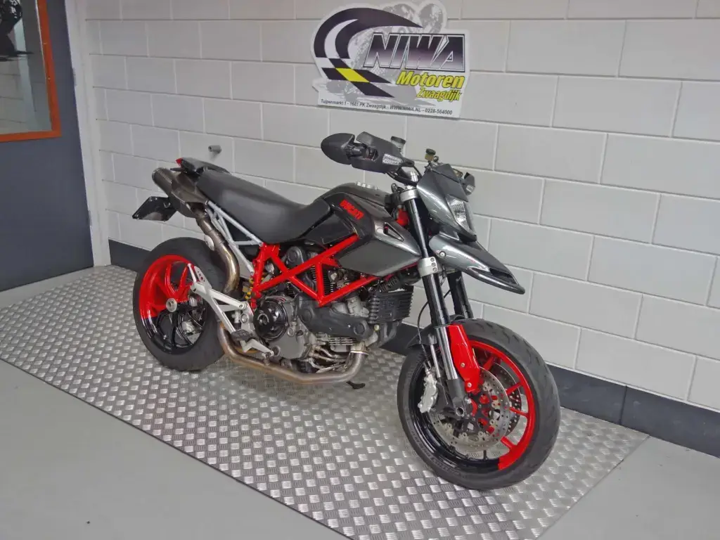 Gebruikte Ducati Hypermotard supermotard met 1079cc motor uit 2012 bij NIWA Motoren