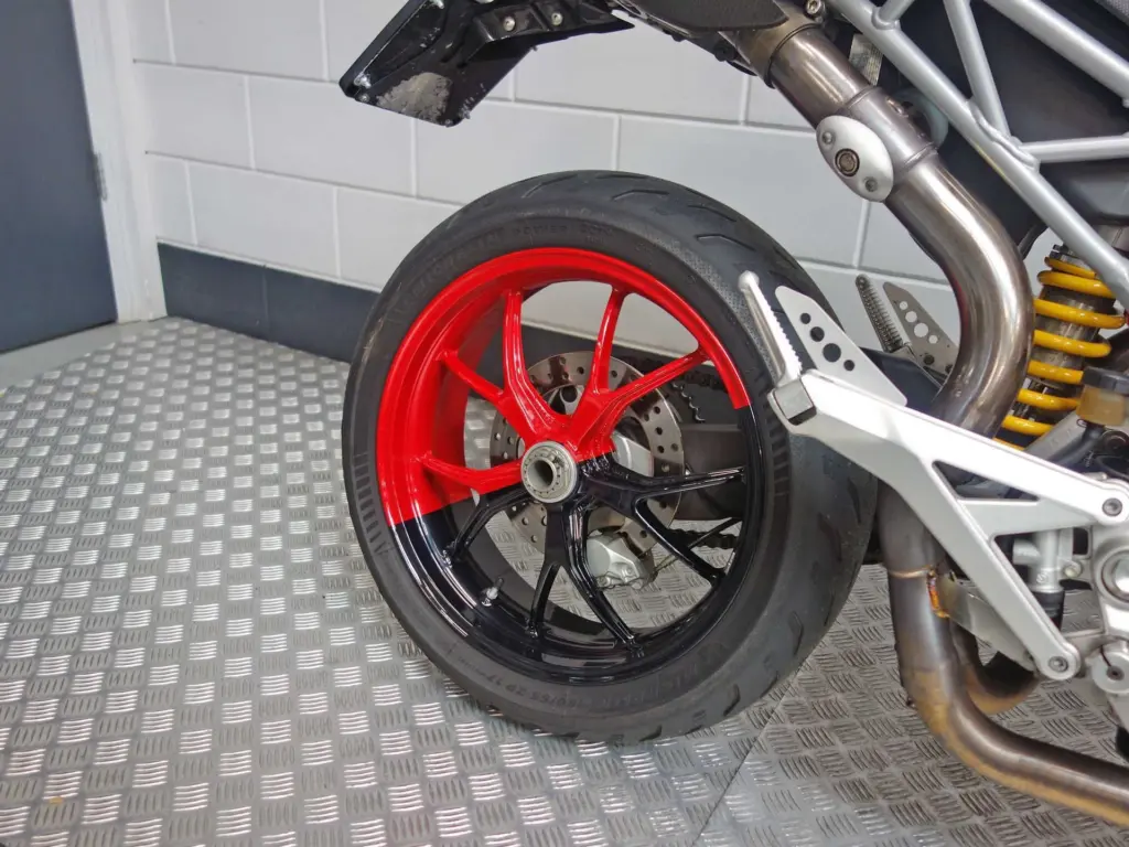 Gebruikte Ducati Hypermotard supermotard met 1079cc motor uit 2012 bij NIWA Motoren