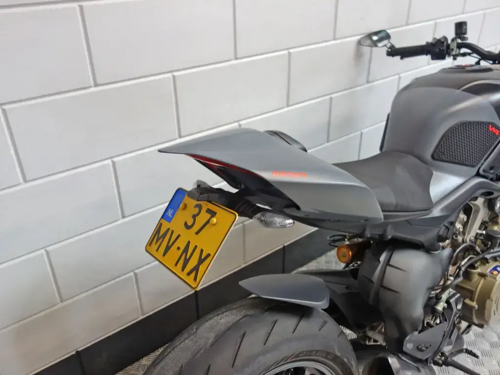 Gebruikte Ducati Streetfighter naked bike met 1103cc motor uit 2024 bij NIWA Motoren