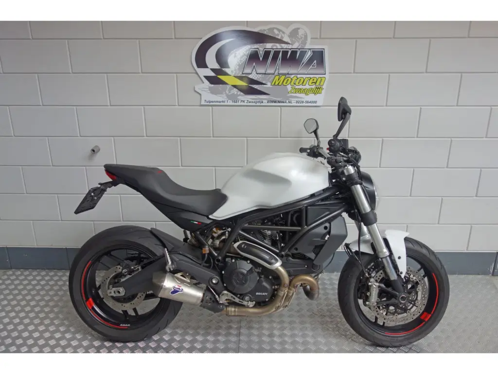 Gebruikte Ducati Monster naked bike met 803cc motor uit 2019 bij NIWA Motoren