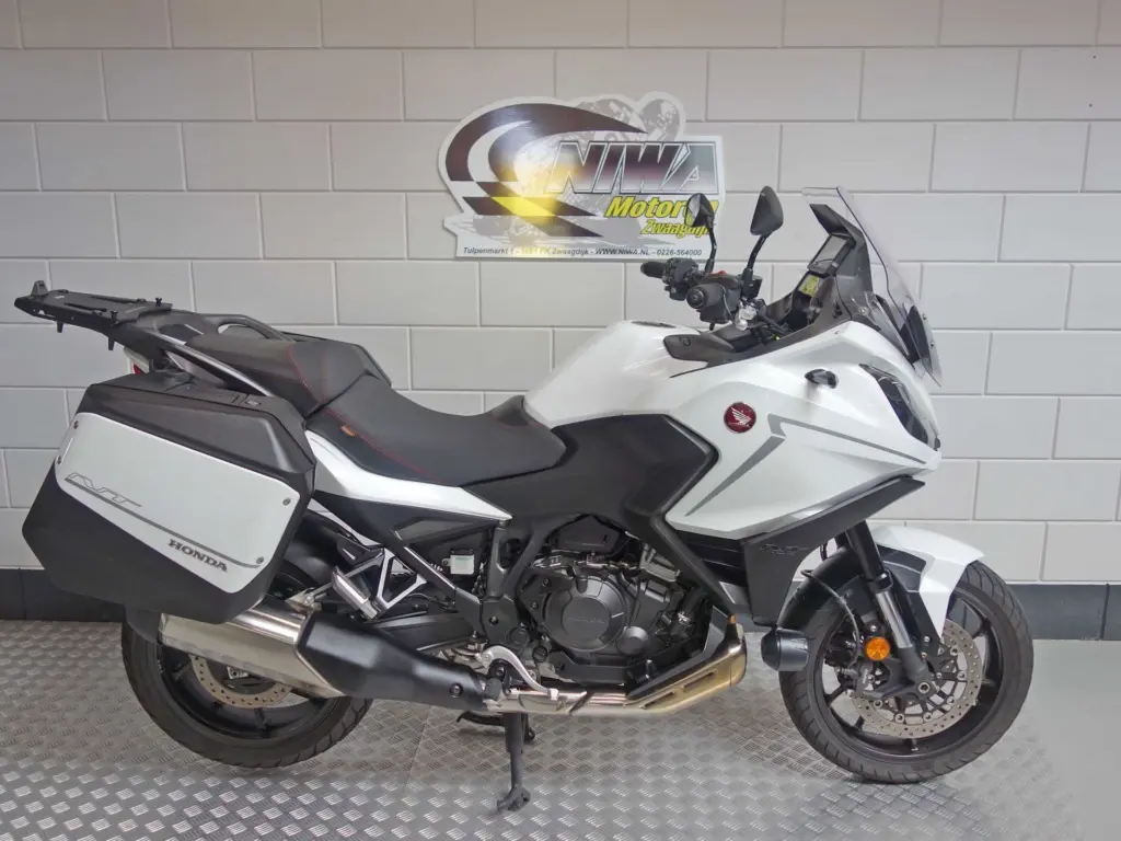 Gebruikte Honda NT 1100 tour met 1084cc motor uit 2022 bij NIWA Motoren