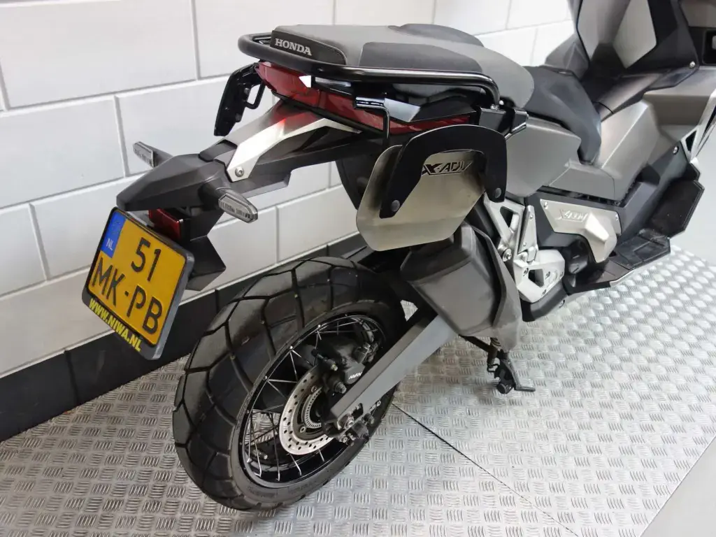 Gebruikte Honda NC 750 motorscooter met 745cc motor uit 2019 bij NIWA Motoren