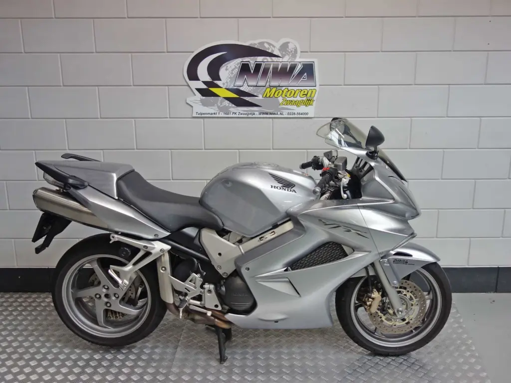 Gebruikte Honda VFR 800 sport met 782cc motor uit 2006 bij NIWA Motoren