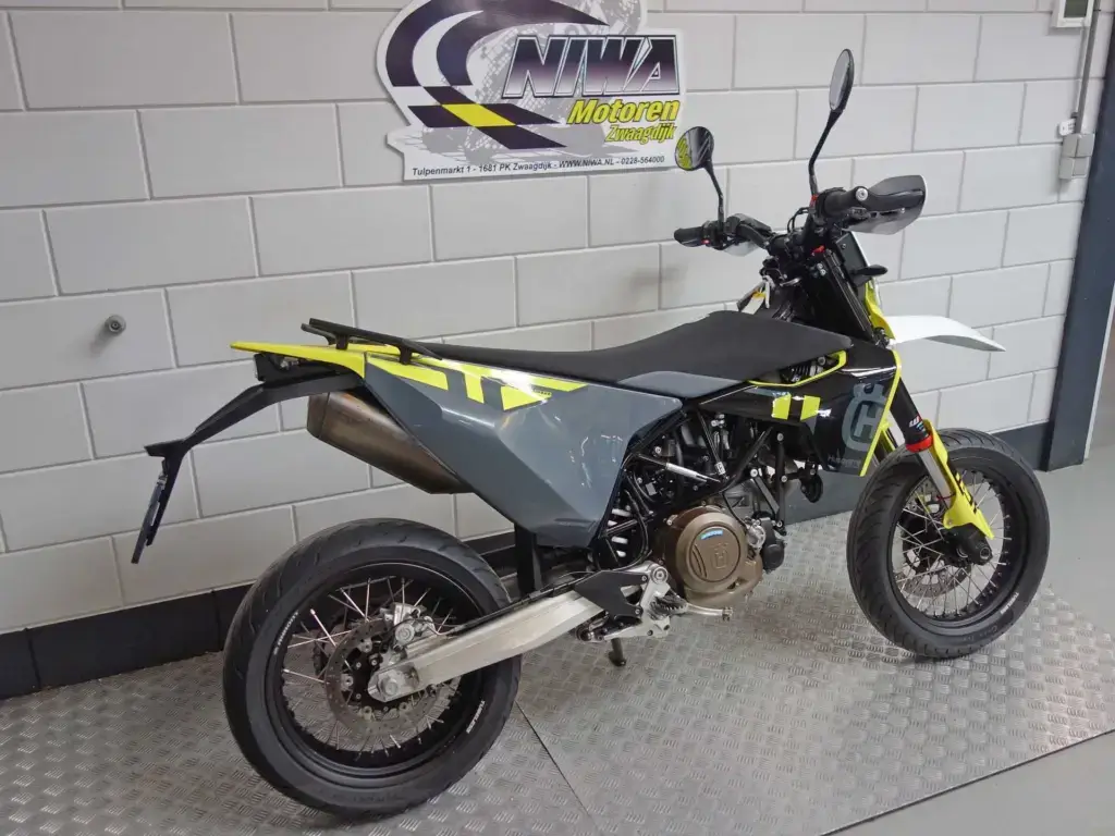 Gebruikte Husqvarna 701 Supermoto supermotard met 693cc motor uit 2023 bij NIWA Motoren