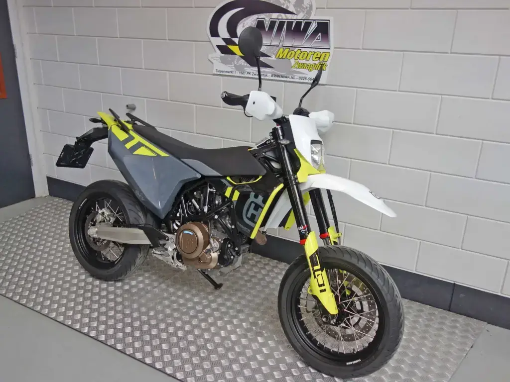 Gebruikte Husqvarna 701 Supermoto supermotard met 693cc motor uit 2023 bij NIWA Motoren