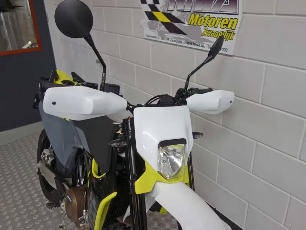 Gebruikte Husqvarna 701 Supermoto supermotard met 693cc motor uit 2023 bij NIWA Motoren