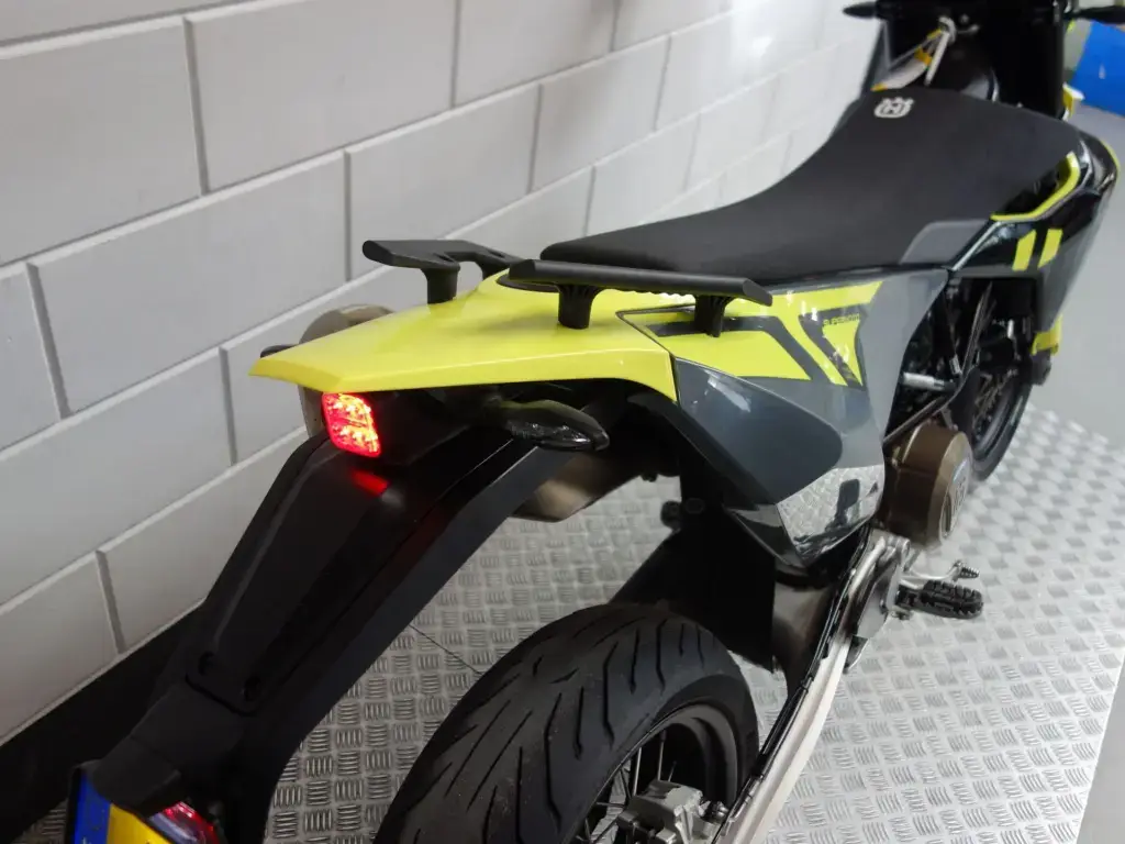 Gebruikte Husqvarna 701 Supermoto supermotard met 693cc motor uit 2023 bij NIWA Motoren