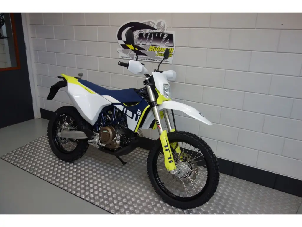 Nieuwe Husqvarna 701 Enduro enduro met cc motor uit 2025 bij NIWA Motoren