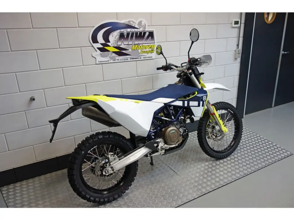 Nieuwe Husqvarna 701 Enduro enduro met cc motor uit 2025 bij NIWA Motoren