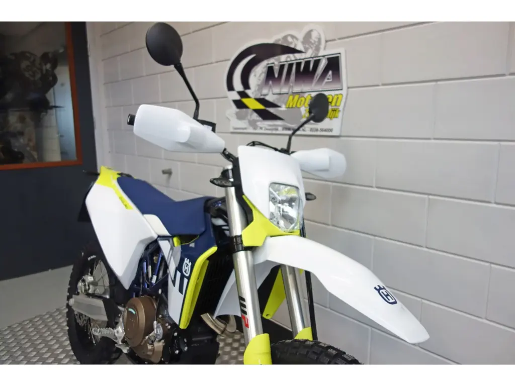 Nieuwe Husqvarna 701 Enduro enduro met cc motor uit 2025 bij NIWA Motoren