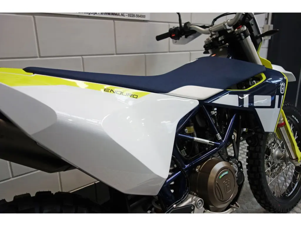 Nieuwe Husqvarna 701 Enduro enduro met cc motor uit 2025 bij NIWA Motoren