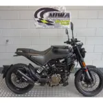 Gebruikte Husqvarna Svartpilen 125 naked bike met 125cc motor uit 2025 bij NIWA Motoren