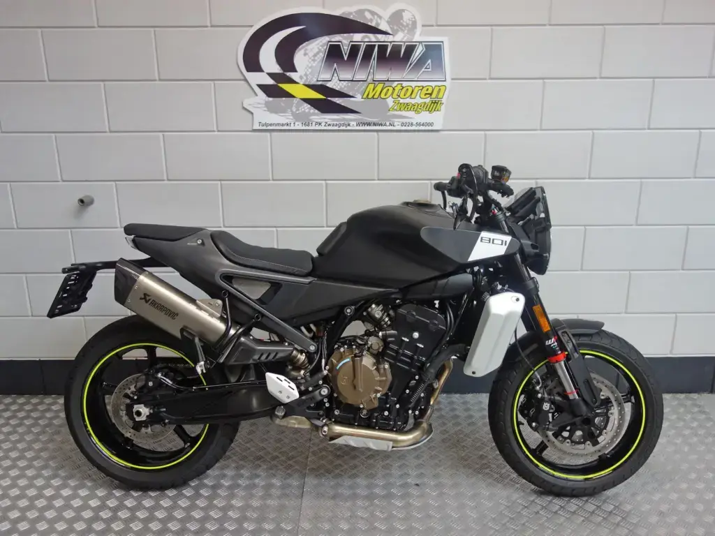 Nieuwe Husqvarna Svartpilen naked bike met 799cc motor uit 2025 bij NIWA Motoren