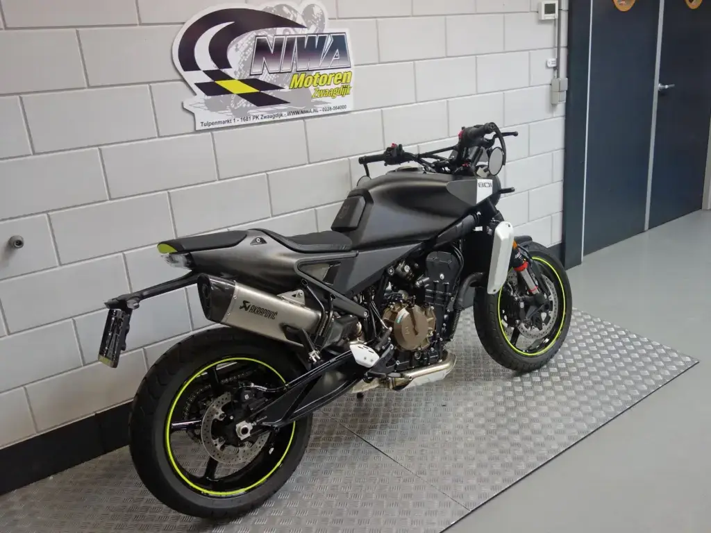 Nieuwe Husqvarna Svartpilen naked bike met 799cc motor uit 2025 bij NIWA Motoren